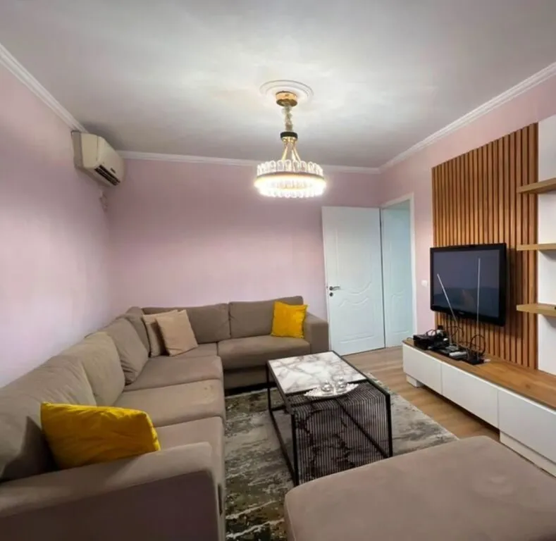 Apartament 3+1 me qera në Petro Nini Luarasi, Tiranë, 80 m². Foto 1 nga 9