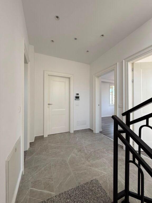Vilë me qera në Mjull Bathore, Tiranë, 424 m². Foto 5 nga 12