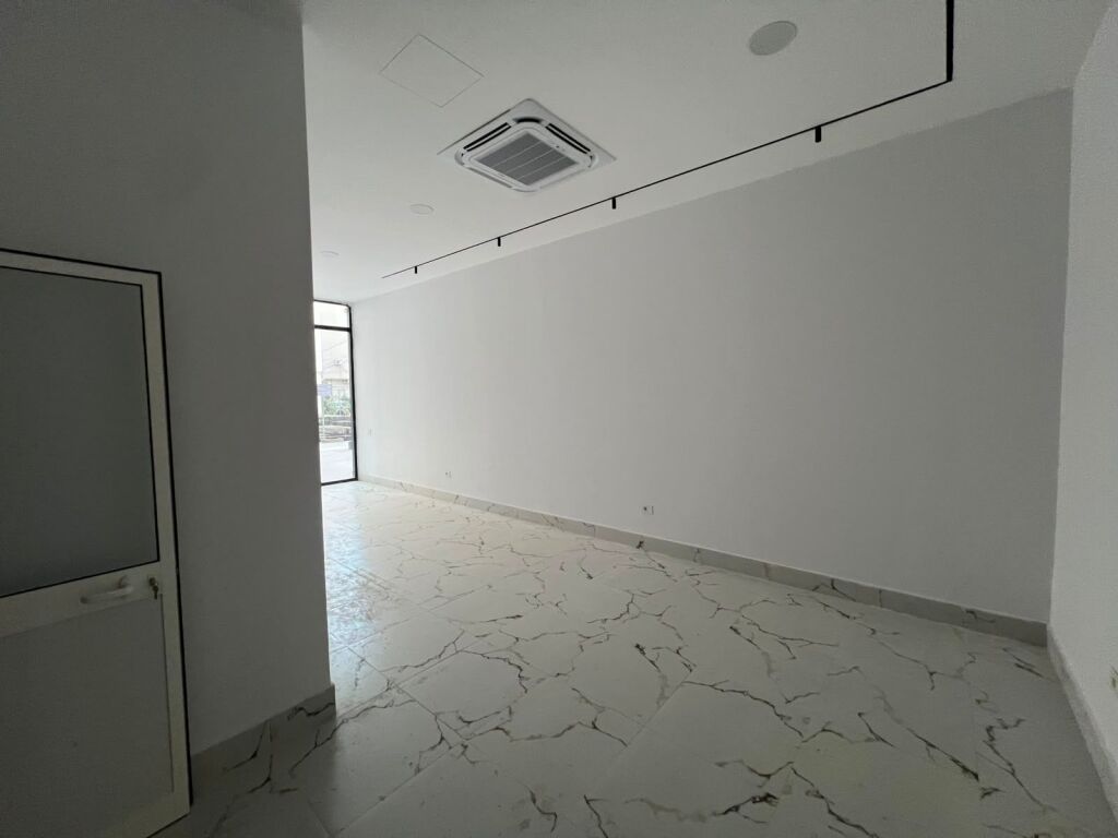 Shop for sale in Rruga Mine Peza, Tirana, 38 m². Photo 3 of 3