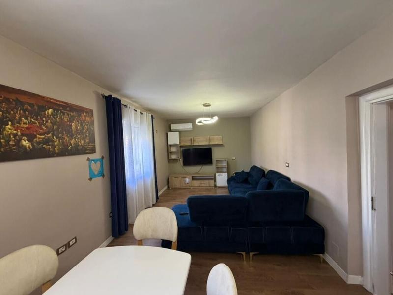 Appartamento 2+1 in affitto a Muzeu i Dëshmorëve dhe Salla e Relikeve të Luftës, Durazzo, 90 m²