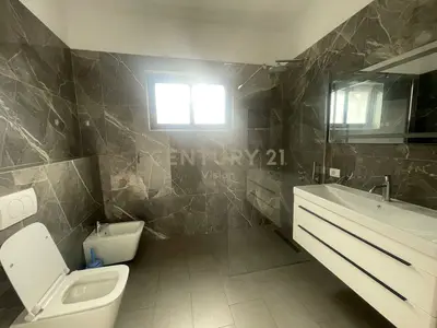 Apartament 3+1 me qera në Sheshi Demokracia, Shkodër, 120 m². Foto 7 nga 8