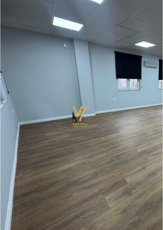 Zyrë me qera në Sheshi Skënderbej, Tiranë, 68 m². Foto 2 nga 3