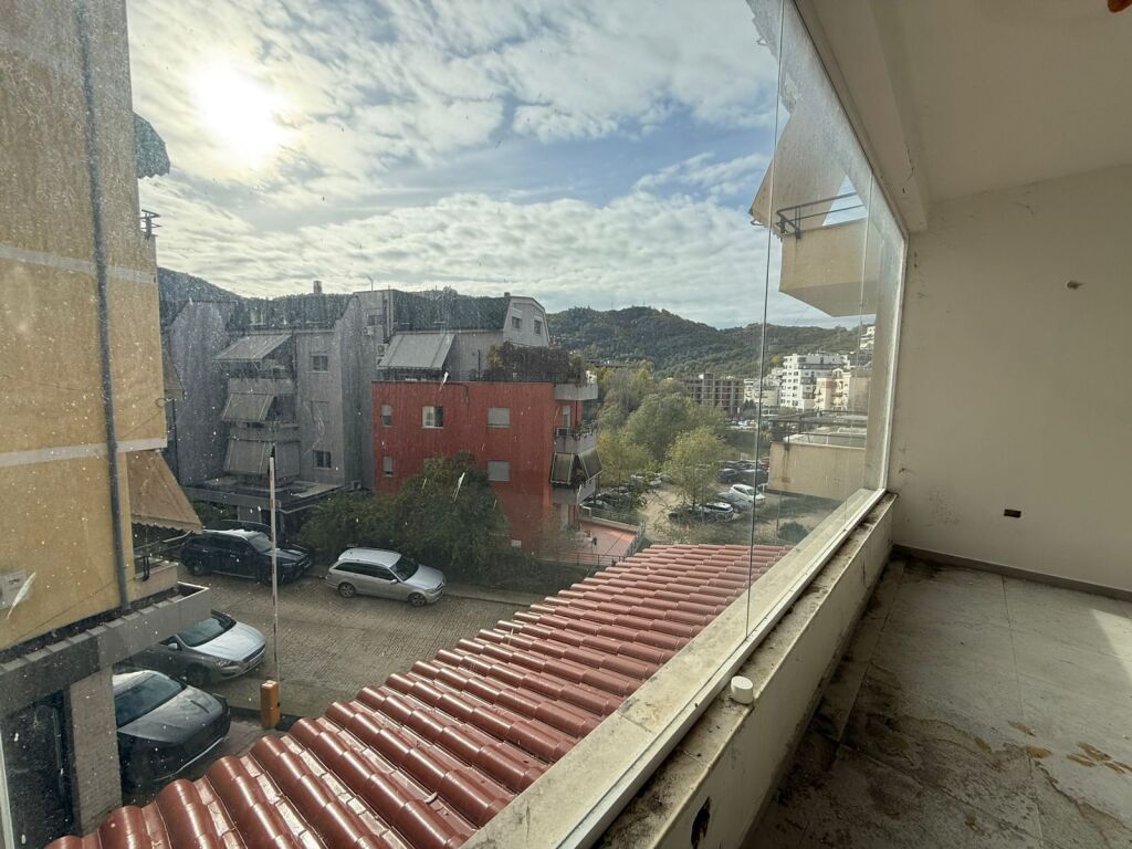 Commercial space for sale in Liqeni i Thatë, Tirana, 90 m². Photo 2 of 3