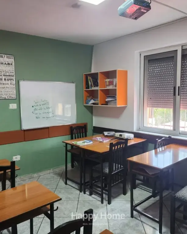 Ambient biznesi me qera në Rruga e Kavajës, Tiranë, 134 m². Foto 1 nga 3