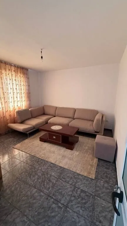 Shtëpi private 2+1 me qera në Spitali QSUT, Tiranë, 120 m². Foto 1 nga 12