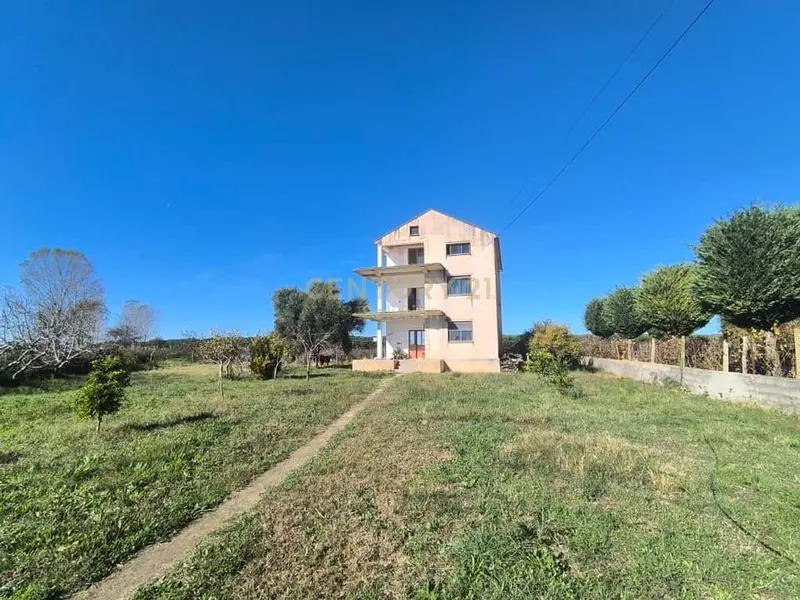 Vilë në shitje në Sektori Rinia, Durrës, 1 400 m²