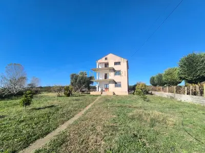 Villa for sale in Sektori Rinia, Durrës, 1,400 m². Photo 1 of 4