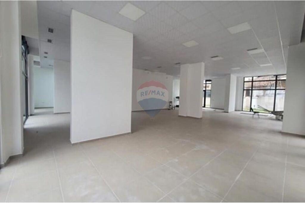 Shop for sale in Rruga e Barrikadave, Tirana, 418 m². Photo 1 of 3