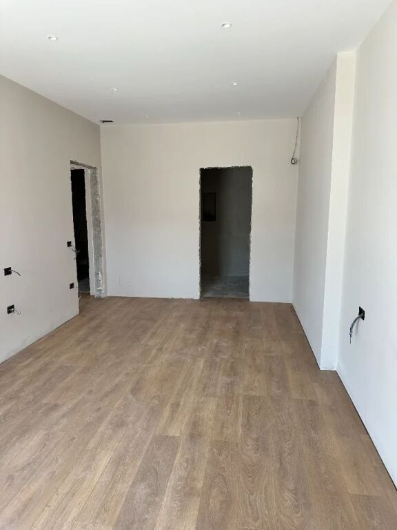 Ambient biznesi me qera në Komuna e Parisit, Tiranë, 117 m². Foto 1 nga 3