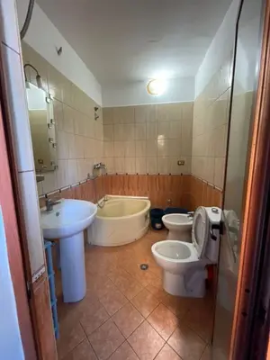 Apartament 1+1 me qera në Bulevardi Bajram Curri, Tiranë, 60 m². Foto 7 nga 8
