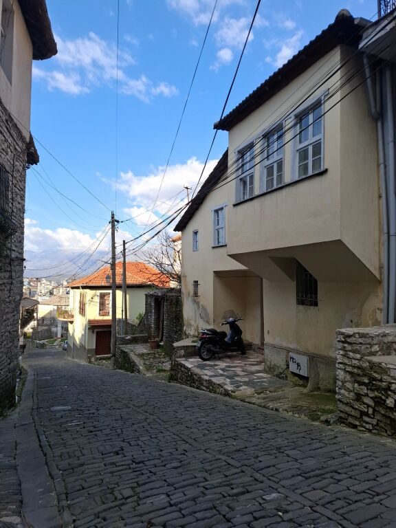 Shtëpi private në shitje në Rruga Varosh, Gjirokastër, 96 m². Foto 1 nga 3