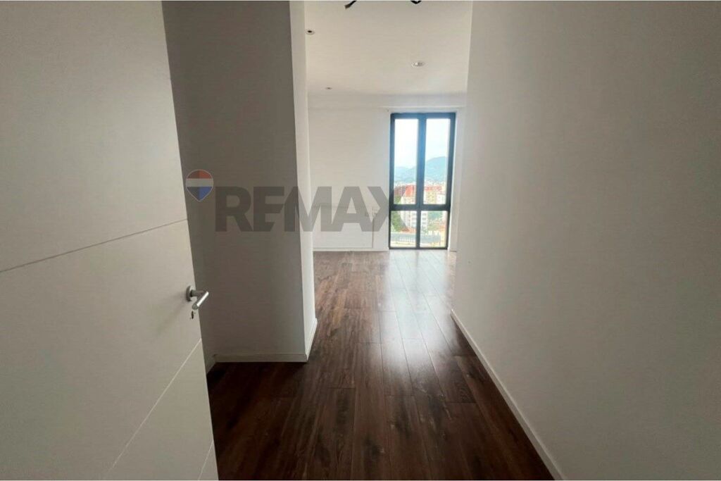 Office for rent in Rruga e Elbasanit, Tirana, 125 m²