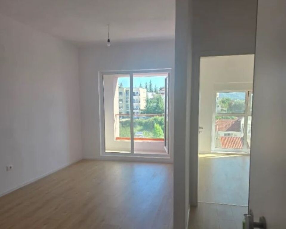 Apartment 1+1 for rent in Ali Demi, Tirana, 60 m². Photo 2 of 3