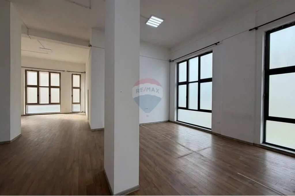 Ufficio in affitto a Profarma, Tirana, 220 m². Foto 1 di 4