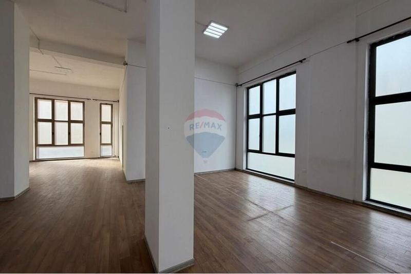 Zyrë me qera në Profarma, Tiranë, 220 m²
