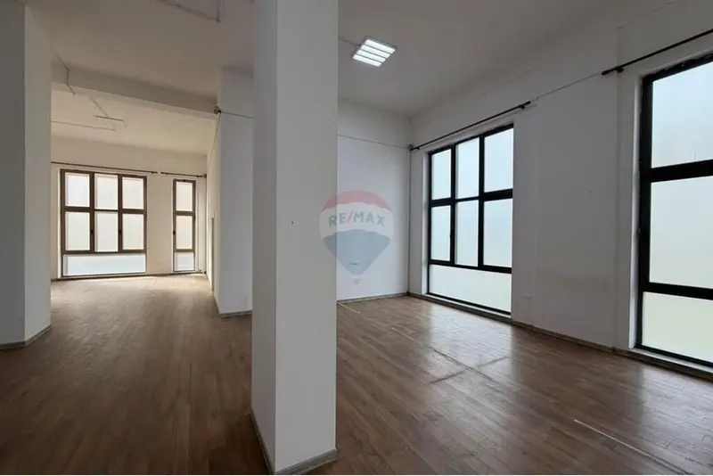 Zyrë me qera në Profarma, Tiranë, 220 m²