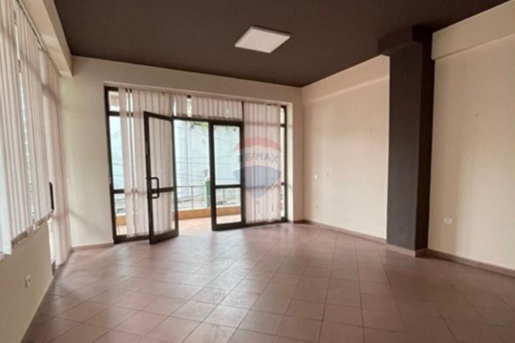 Shop for rent in Rruga e Elbasanit, Tirana, 44 m²