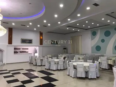 Locale in affitto a Rruga Skënderbeu, Kamza, 900 m². Foto 1 di 3