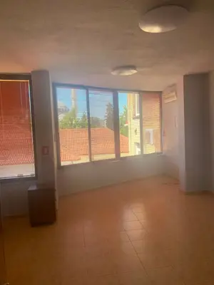 Ufficio in affitto a Parlamenti, Tirana, 35 m². Foto 2 di 5