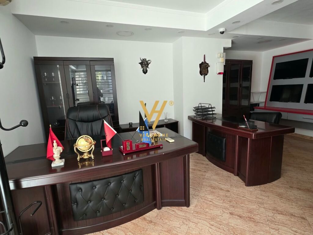 Dyqan me qera në Sheshi Willson, Tiranë, 80 m². Foto 2 nga 3