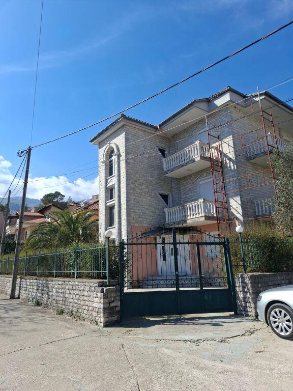 Vilë në shitje në Spitali Rajonal Omer Nishani, Gjirokastër, 900 m²