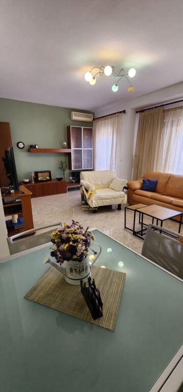 Apartament 1+1 me qera në Pazari i Ri, Tiranë, 84 m². Foto 2 nga 3
