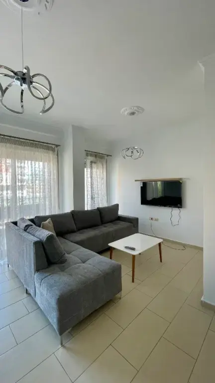 Apartament 1+1 me qera në Rruga Him Kolli, Tiranë, 70 m². Foto 1 nga 3
