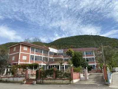 Locale commerciale in affitto a Linzë, Tirana, 900 m². Foto 2 di 10