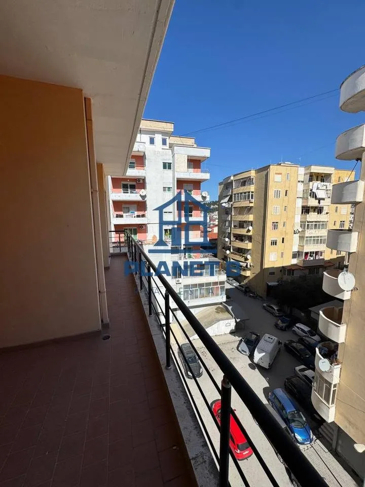 Apartament 2+1 me qera në Shkolla e Muzikes, Vlorë, 120 m². Foto 1 nga 9