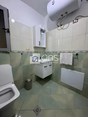 Apartament 1+1 me qera në Sheshi Skënderbej, Tiranë, 80 m². Foto 8 nga 9