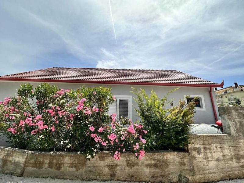 Vilë me qera në Rruga Idriz Shaba, Tiranë, 165 m². Foto 2 nga 8