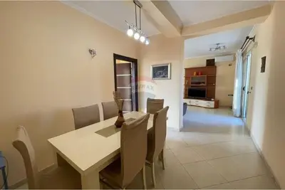 Apartment 4+1 for rent in Qendër, Vlorë, 120 m². Photo 1 of 12