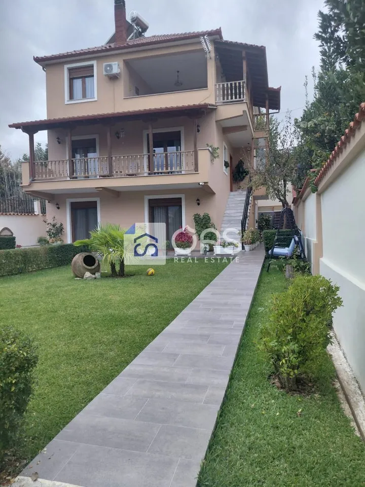 Duplex in affitto ad Ali Demi, Tirana, 170 m². Foto 1 di 12
