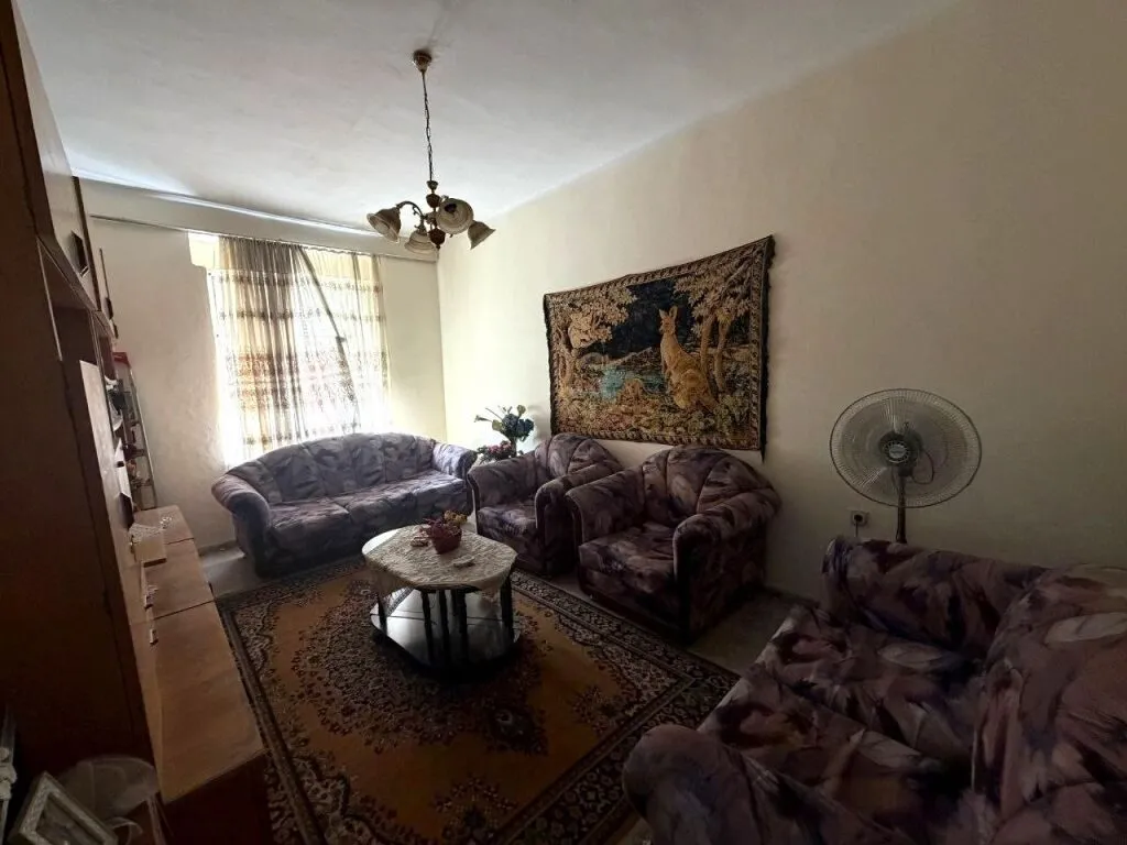 Apartament 2+1 me qera në Pallatet Agimi, Tiranë, 80 m². Foto 1 nga 5