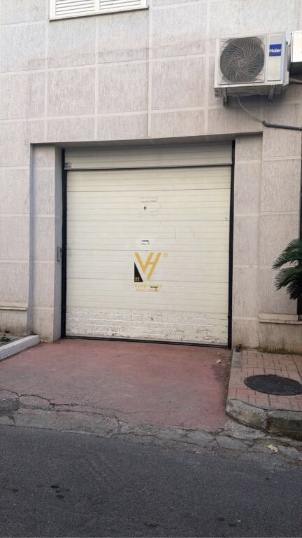 Magazinë me qera në Rruga e Kavajës, Tiranë, 200 m²