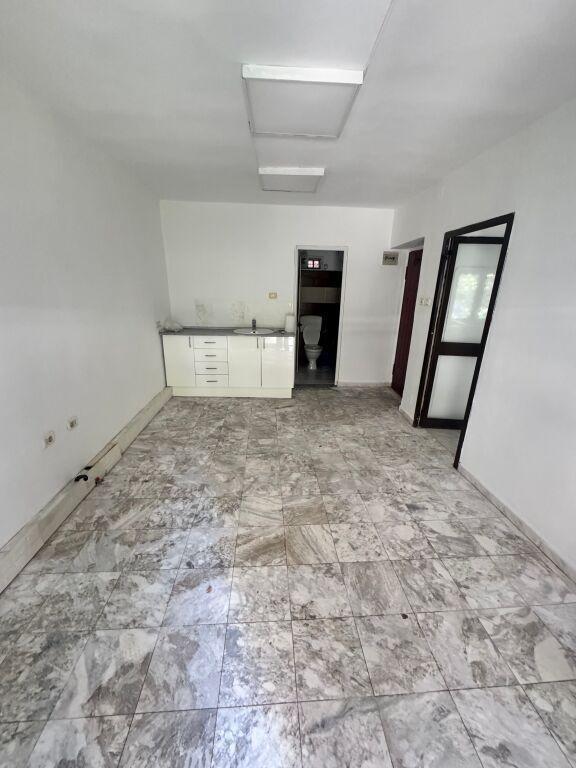 Zyrë me qera në Gjykata e Rrethit Gjyqësor Tiranë, Tiranë, 40 m²