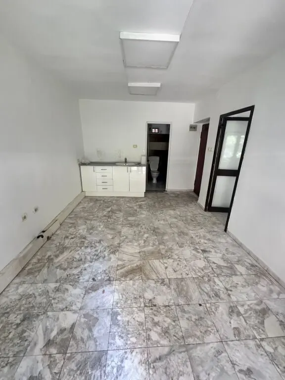 Ufficio in affitto a Gjykata e Rrethit Gjyqësor, Tirana, 40 m²
