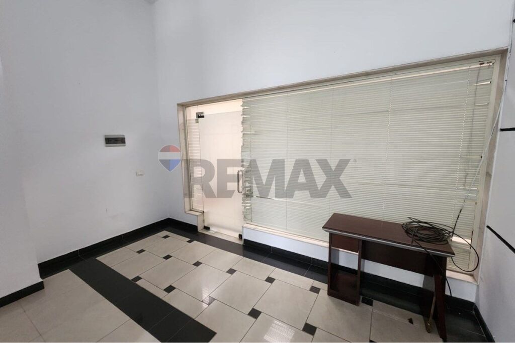 Ufficio in affitto a Rruga e Barrikadave, Tirana, 35 m². Foto 2 di 3