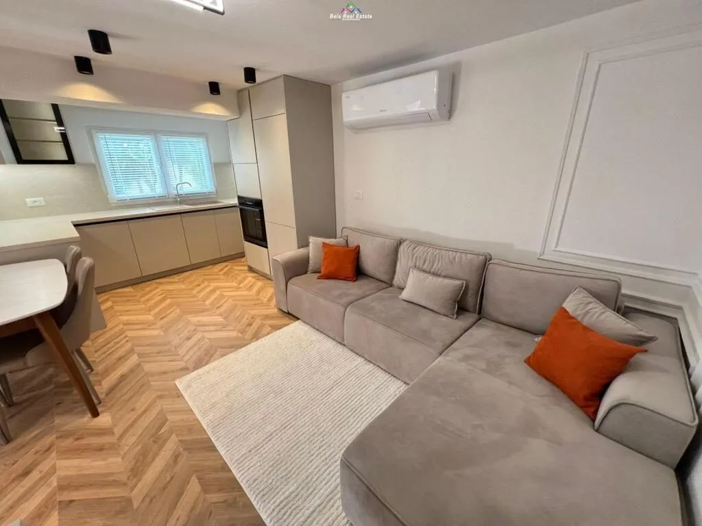 Vilë 2+1 me qera në Kompleksi Grand, Tiranë, 70 m². Foto 1 nga 11