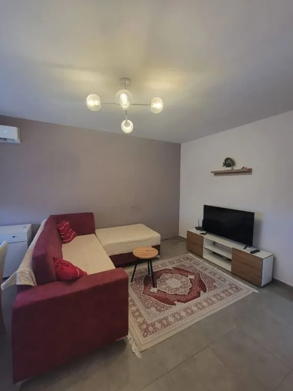 Apartament 1+1 me qera në Rruga e Dibrës, Tiranë, 60 m². Foto 1 nga 5
