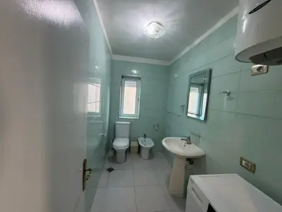 Apartament 2+1 me qera në Muzeu i Dëshmorëve dhe Salla e Relikeve të Luftës, Durrës, 90 m². Foto 7 nga 9