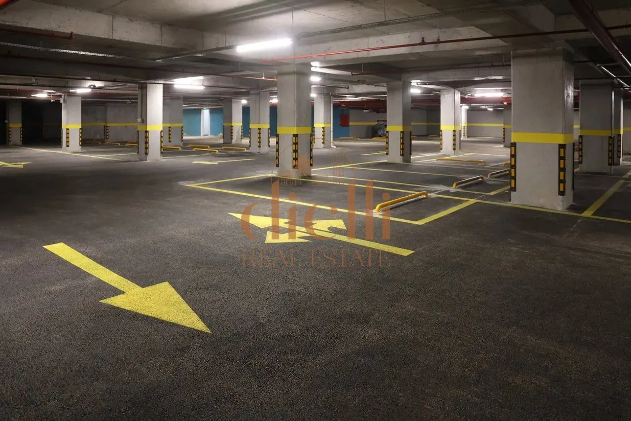 Posto auto in vendita a Shkolla e Kuqe, Tirana, 13 m². Foto 1 di 3