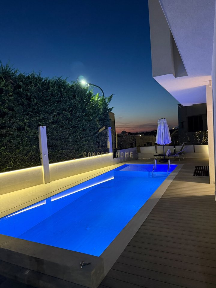 Villa in affitto a Liqeni i Thatë, Tirana, 275 m². Foto 2 di 3