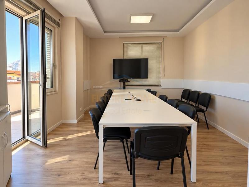 Zyrë me qera në Blloku, Tiranë, 202 m²