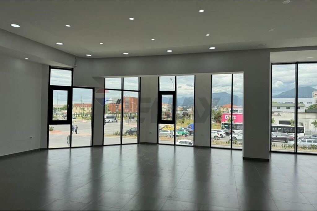 Commercial space for rent in Laprakë, Tirana, 320 m². Photo 3 of 3