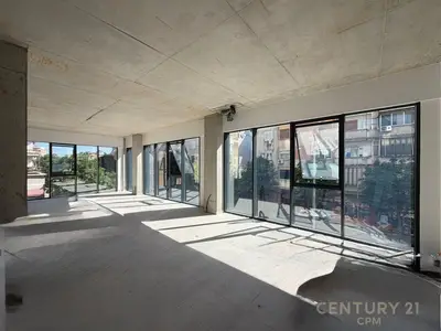 Ufficio in affitto a Rruga e Barrikadave, Tirana, 359 m². Foto 2 di 4