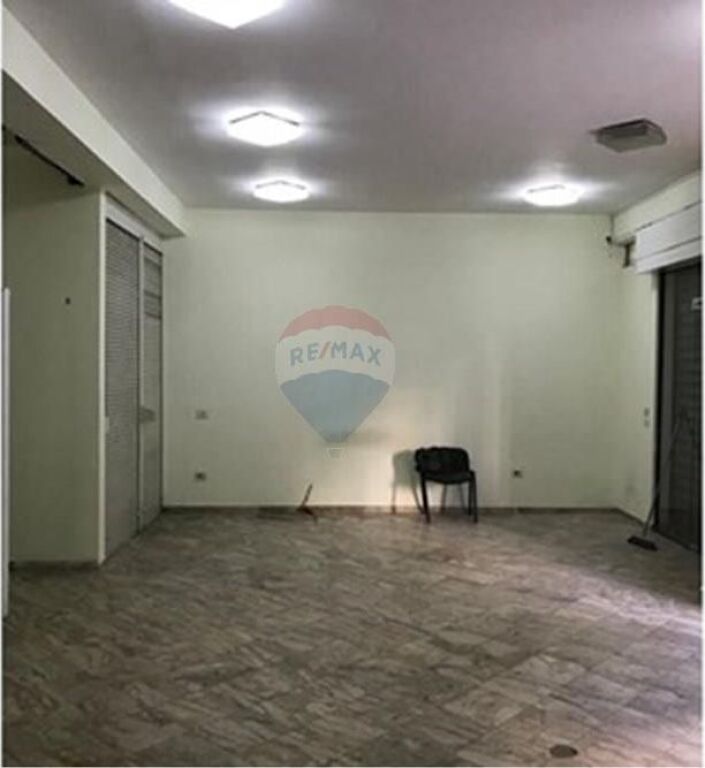 Shop for rent in 21 Dhjetori, Tirana, 180 m². Photo 3 of 3