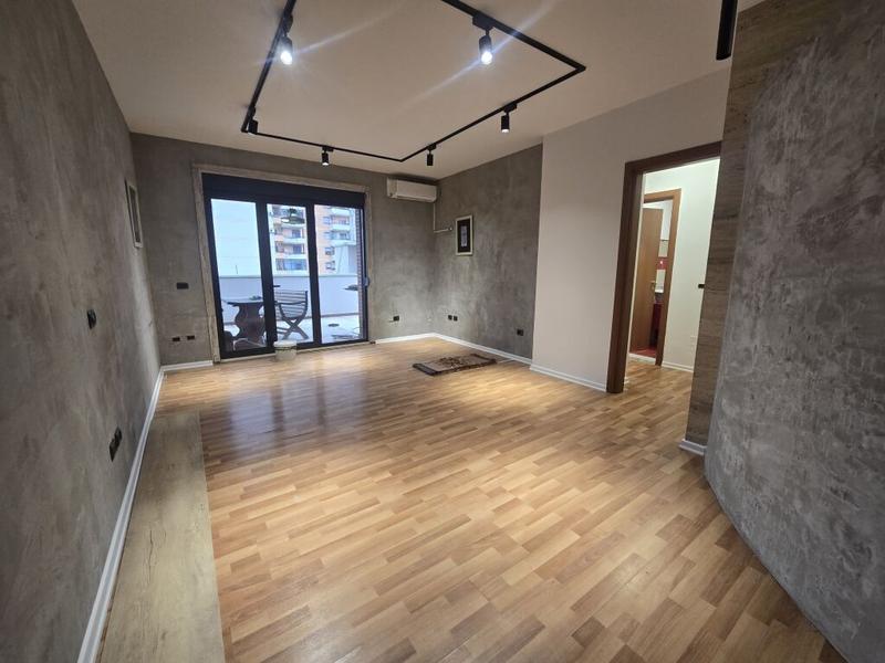 Dyqan me qera në Rruga Qemal Stafa, Tiranë, 107 m²