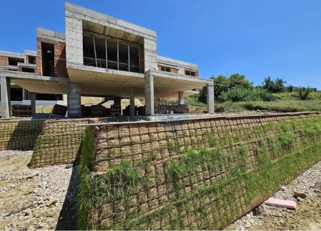 Villa for sale in Rruga Xhelal Molla, Tirana, 575 m²