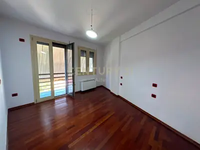 Zyrë me qera në Rr. Zef Jubani, Tiranë, 175 m². Foto 9 nga 12